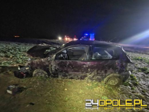 Samochód osobowy dachował na trasie Strzelce Opolskie - Dolna