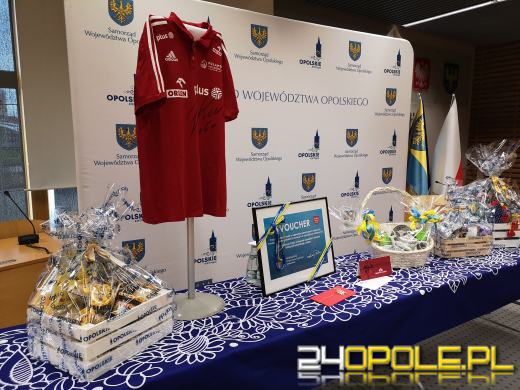 Urząd Marszałkowski przekazał fanty na licytację WOŚP 