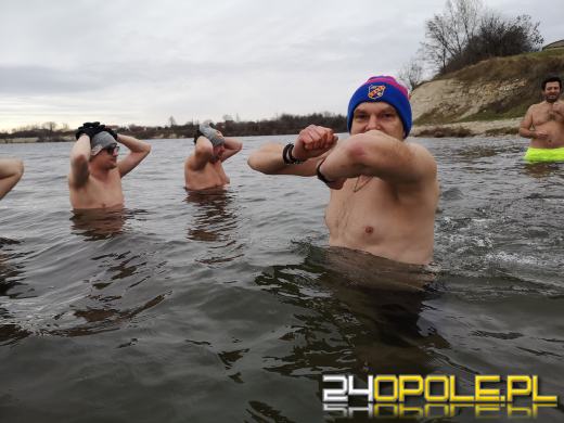 Wietrzna pogoda nie przeszkodziła morsom w cotygodniowym rytuale