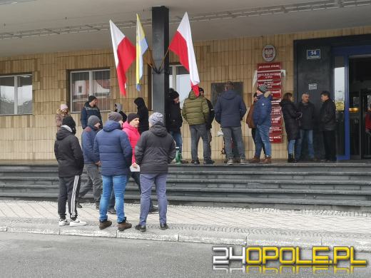 Rolnicy protestują pod Urzędem Wojewódzkim. W tle ukraińskie zboże