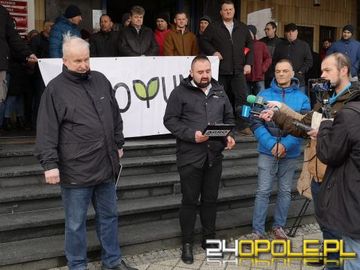 Rolnicy protestują pod Urzędem Wojewódzkim. W tle ukraińskie zboże