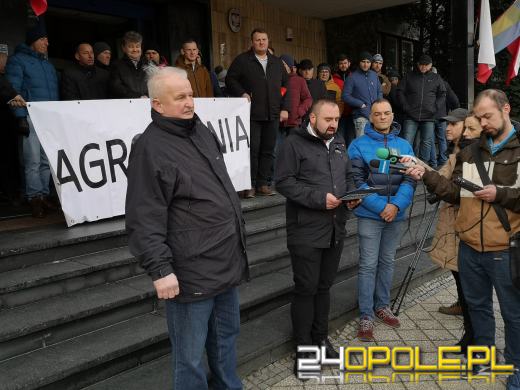 Rolnicy protestują pod Urzędem Wojewódzkim. W tle ukraińskie zboże
