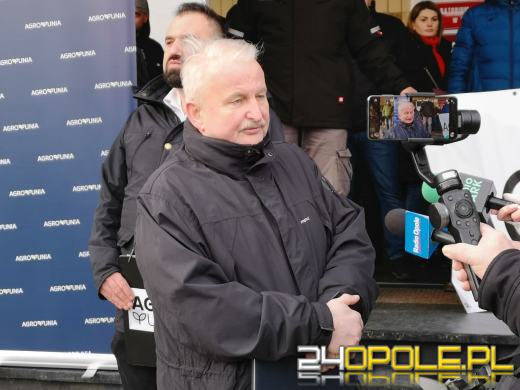 Rolnicy protestują pod Urzędem Wojewódzkim. W tle ukraińskie zboże