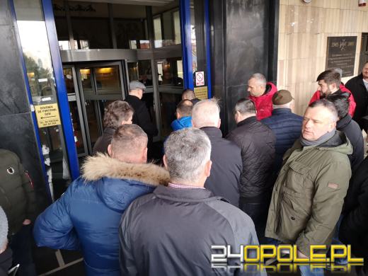 Rolnicy protestują pod Urzędem Wojewódzkim. W tle ukraińskie zboże