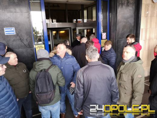 Rolnicy protestują pod Urzędem Wojewódzkim. W tle ukraińskie zboże