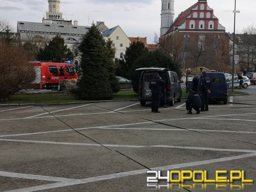 Rolnicy protestują pod Urzędem Wojewódzkim. W tle ukraińskie zboże