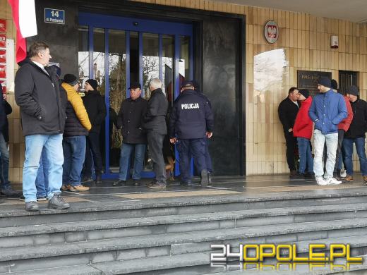 Rolnicy protestują pod Urzędem Wojewódzkim. W tle ukraińskie zboże