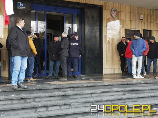 Rolnicy protestują pod Urzędem Wojewódzkim. W tle ukraińskie zboże