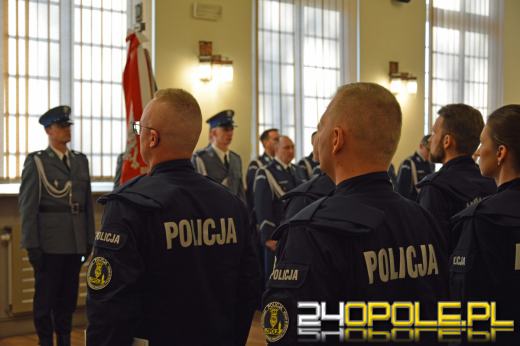 Słowa roty ślubowania wypowiedziało dzisiaj 43 nowych funkcjonariuszy