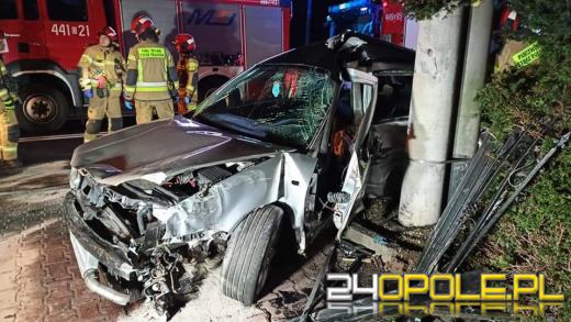 Wypadek w Straduni. Osobówka uderzyła w słup 