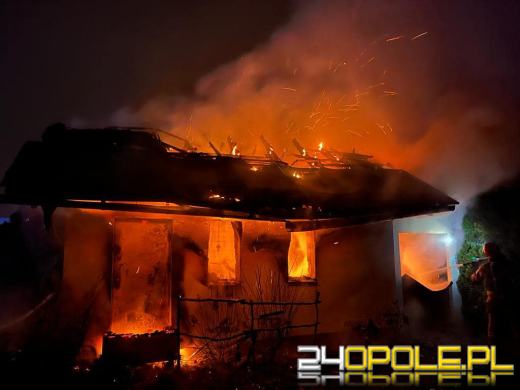 Strażacy działali w nocy przy pożarze budynku garażowego w Starej Kuźni