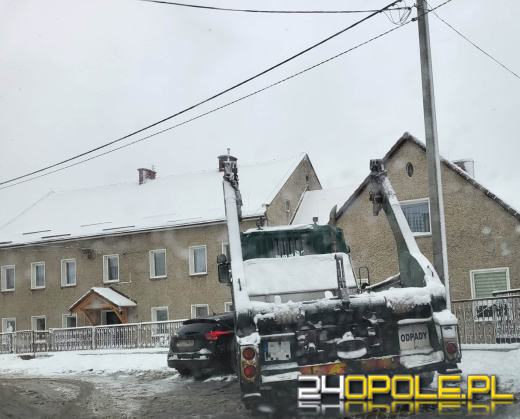 Ulice białe od śniegu. Niebezpiecznie na drogach