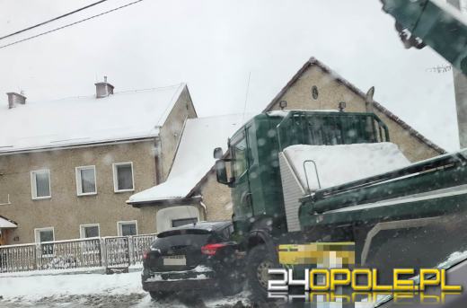Ulice białe od śniegu. Niebezpiecznie na drogach