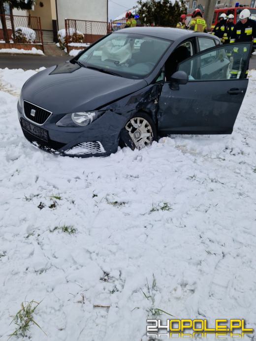 Zderzenie pojazdów w Rozmierzy. Poszkodowana kobieta w ciąży 