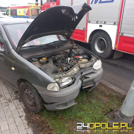 Samochód osobowy uderzył w latarnię na ulicy Jana Pawła II w Namysłowie