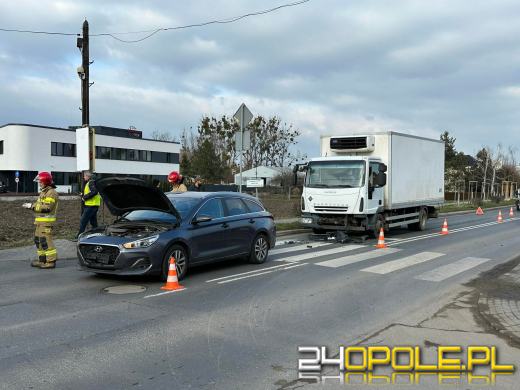 Zderzenie trzech pojazdów na ulicy Prószkowskiej. Są utrudnienia