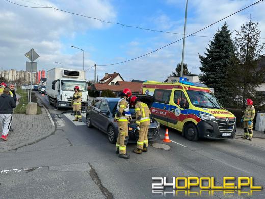 Zderzenie trzech pojazdów na ulicy Prószkowskiej. Są utrudnienia