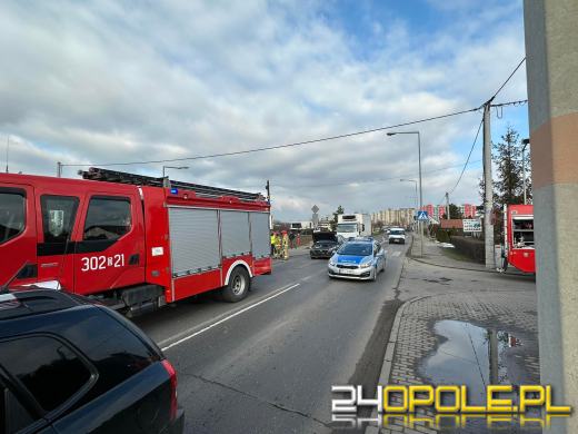 Zderzenie trzech pojazdów na ulicy Prószkowskiej. Są utrudnienia