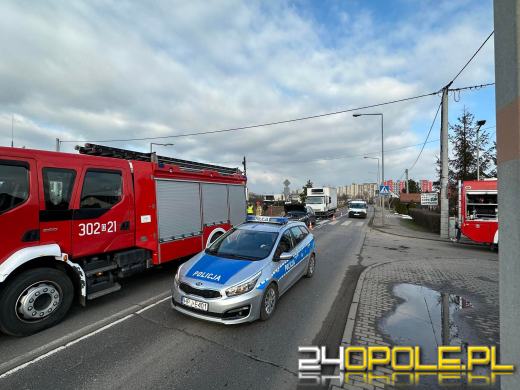 Zderzenie trzech pojazdów na ulicy Prószkowskiej. Są utrudnienia