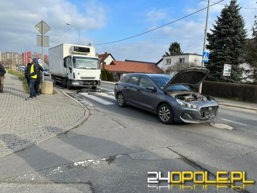 Zderzenie trzech pojazdów na ulicy Prószkowskiej. Są utrudnienia
