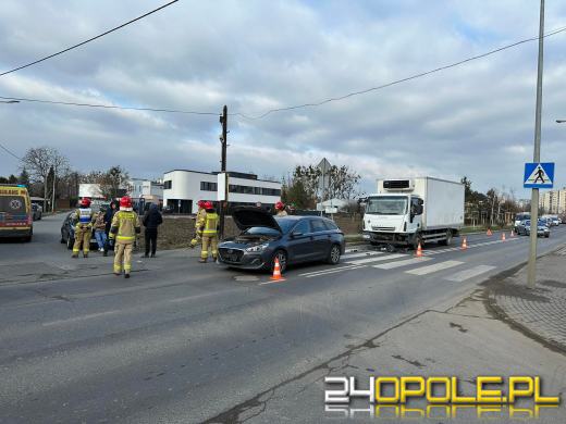 Zderzenie trzech pojazdów na ulicy Prószkowskiej. Są utrudnienia