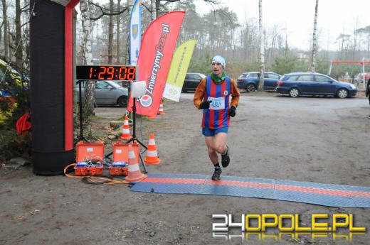 Biegacze obiegli duże jezioro w Turawie. Za nami "Zmrożona Połówka"