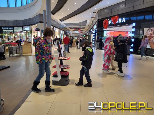 Trwa kwesta na ulicach miasta. Kwestuje również robot