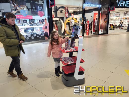 Trwa kwesta na ulicach miasta. Kwestuje również robot