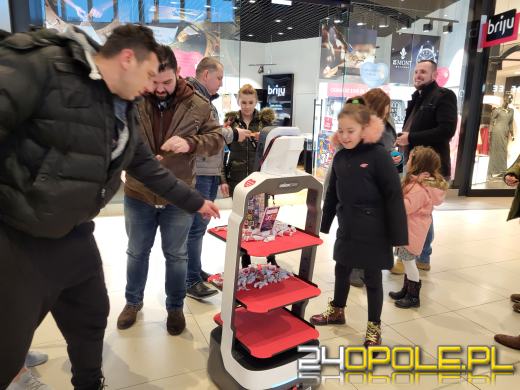 Trwa kwesta na ulicach miasta. Kwestuje również robot