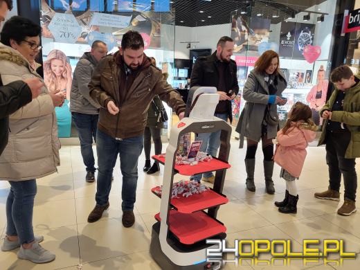 Trwa kwesta na ulicach miasta. Kwestuje również robot