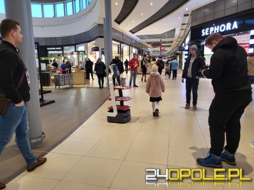 Trwa kwesta na ulicach miasta. Kwestuje również robot