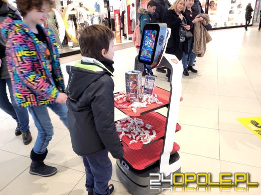 Trwa kwesta na ulicach miasta. Kwestuje również robot