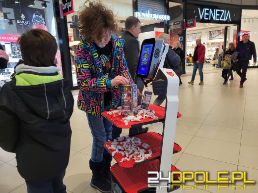 Trwa kwesta na ulicach miasta. Kwestuje również robot