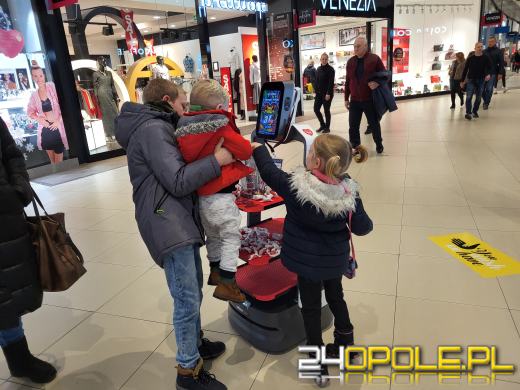 Trwa kwesta na ulicach miasta. Kwestuje również robot