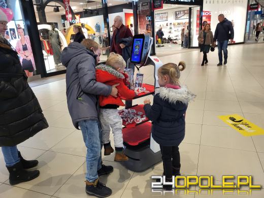 Trwa kwesta na ulicach miasta. Kwestuje również robot