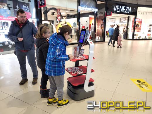 Trwa kwesta na ulicach miasta. Kwestuje również robot