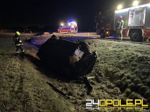 Samochód osobowy dachował w Olszowej