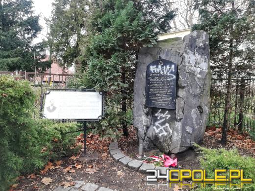 Namalowali swastykę na pomniku. Szuka ich policja