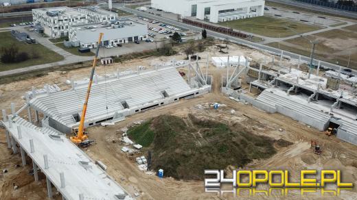 Rośnie Stadion Opolski. Widać już budynek klubowy