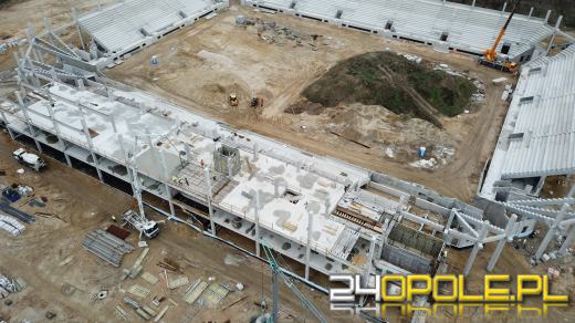 Rośnie Stadion Opolski. Widać już budynek klubowy