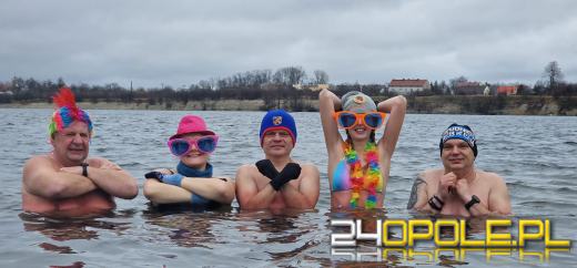 Dziś bardzo deszczowo. Morsy jednak konsekwentnie poddają się zimnej kąpieli