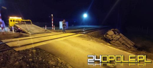 Minął przejazd kolejowy i dachował. Miał 3 promile!