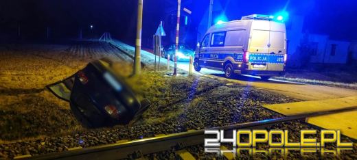 Minął przejazd kolejowy i dachował. Miał 3 promile!