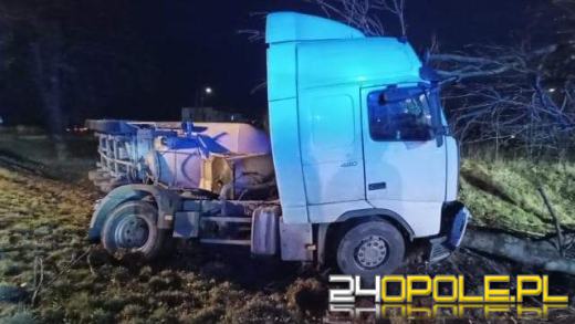 Samochód ciężarowy uderzył w drzewo. Utrudnienia ma DK 45