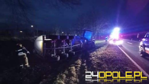 Samochód ciężarowy uderzył w drzewo. Utrudnienia ma DK 45