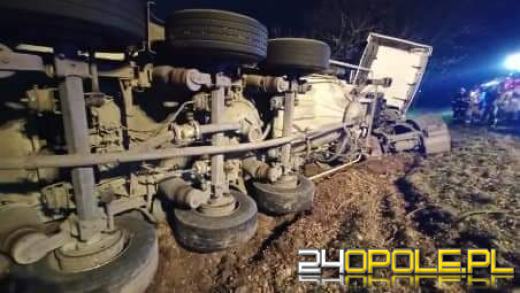 Samochód ciężarowy uderzył w drzewo. Utrudnienia ma DK 45