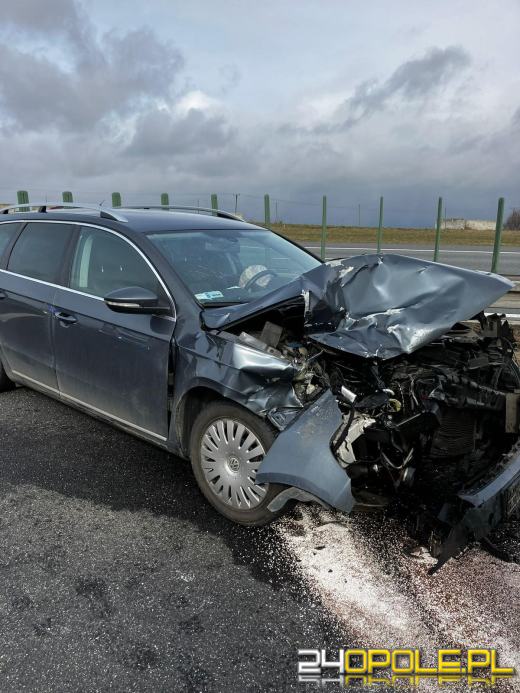 Zderzenie pojazdów na 266 km A4. Poszkodowane zostały 3 osoby