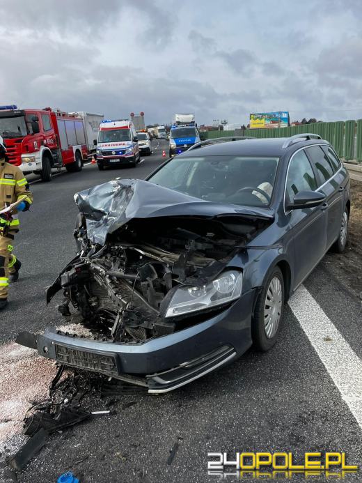 Zderzenie pojazdów na 266 km A4. Poszkodowane zostały 3 osoby