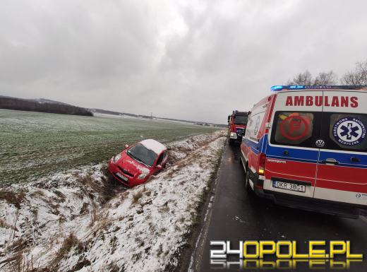 Ślisko na drogach! Kierująca osobówką wjechała do rowu.