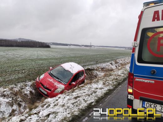 Ślisko na drogach! Kierująca osobówką wjechała do rowu.